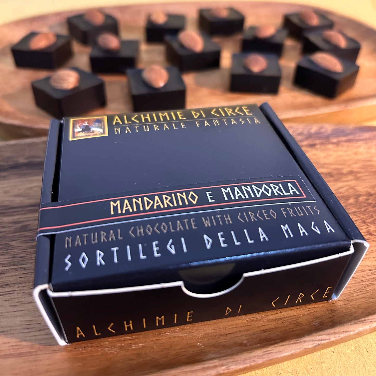 Dark pralines 83% - Mandarin and Almond - 'Sortilegi della Maga'