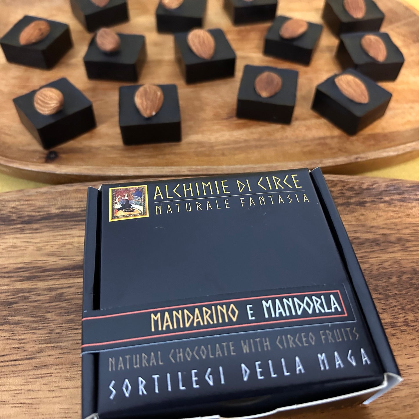 Dark pralines 83% - Mandarin and Almond - 'Sortilegi della Maga'