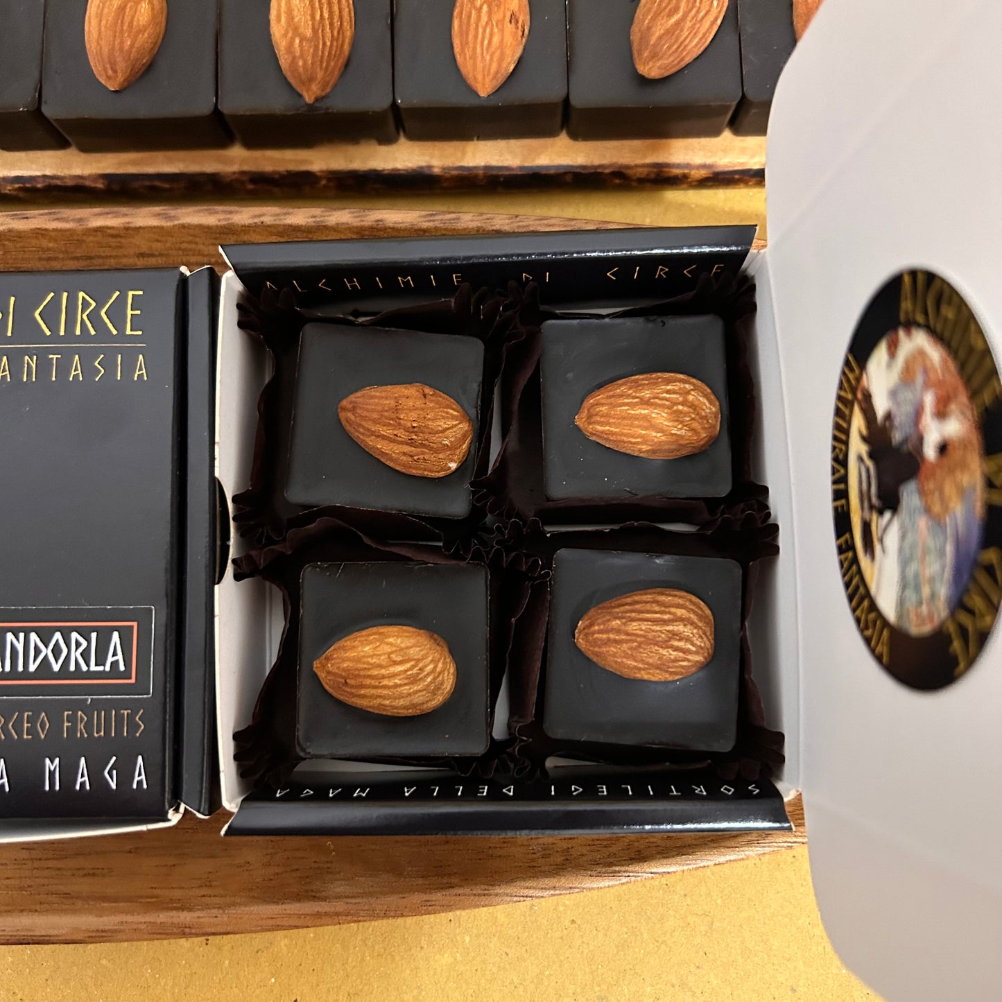 Dark pralines 83% - Mandarin and Almond - 'Sortilegi della Maga'