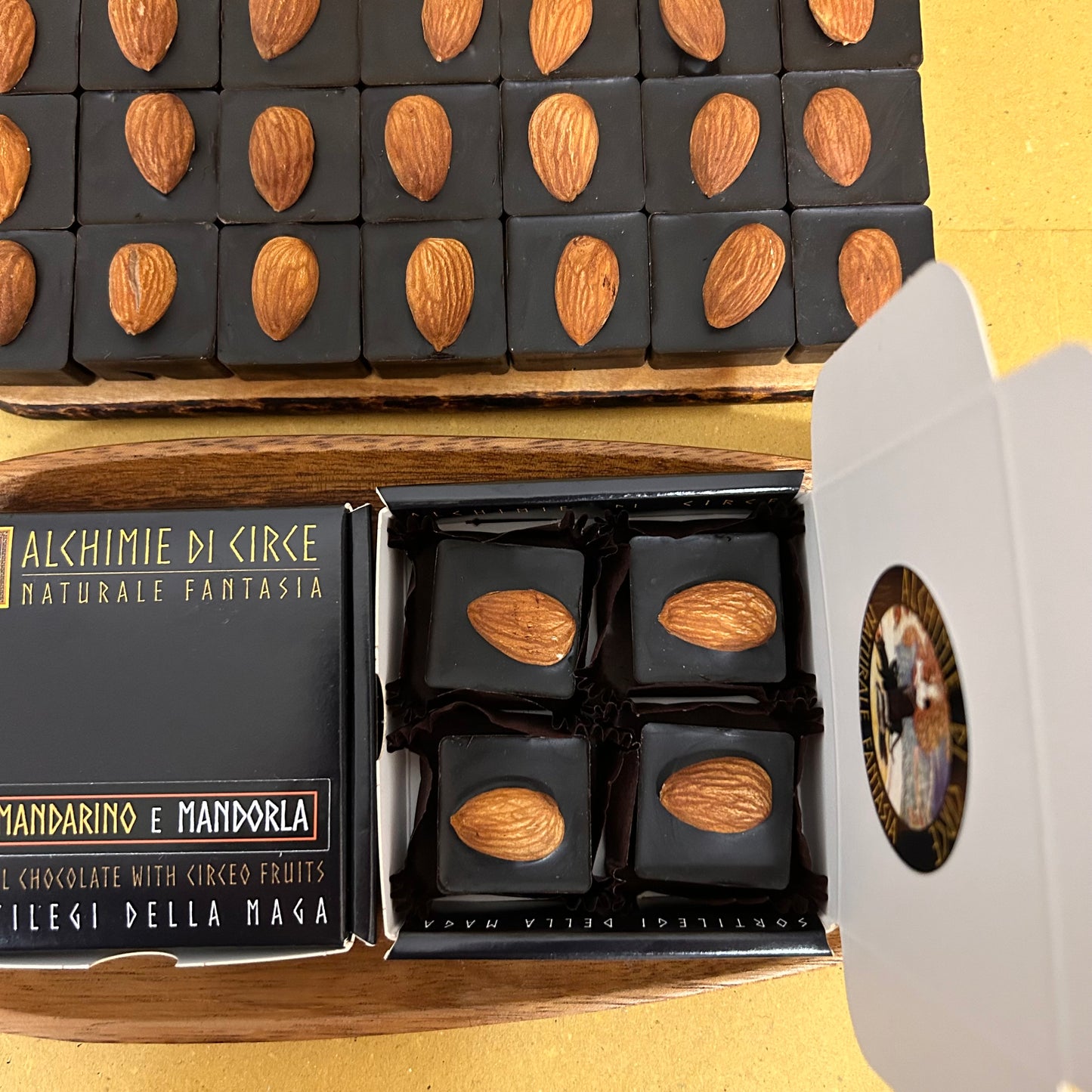 Dark pralines 83% - Mandarin and Almond - 'Sortilegi della Maga'