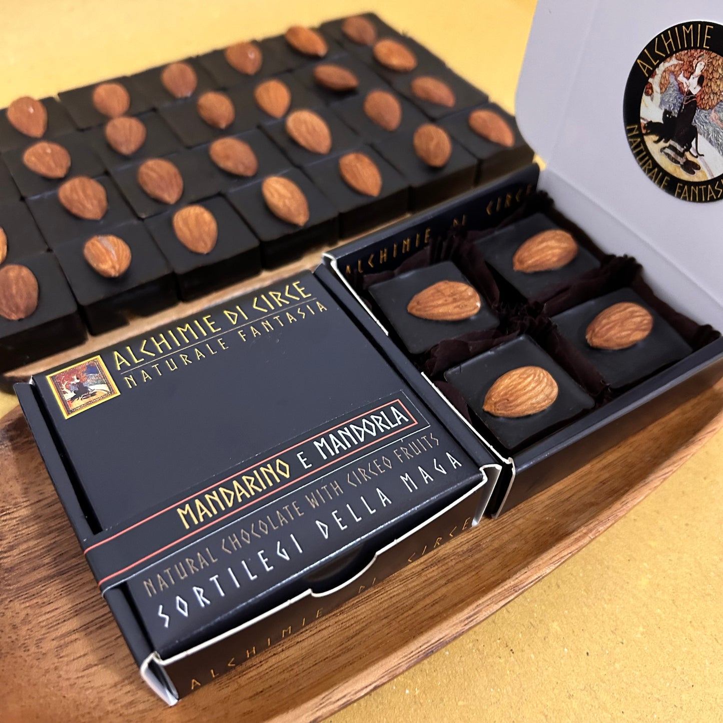 Dark pralines 83% - Mandarin and Almond - 'Sortilegi della Maga'